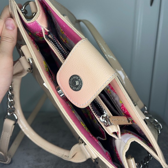 Betsey Johnson Purse Heart Debossed Multi-Compartment Crossbody Sand Beige Purse - Picture 6 of 11